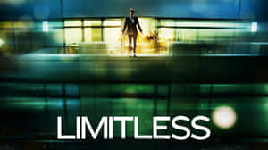 穿西裝男子夜晚站在現代建築玻璃陽台上，帶有「LIMITLESS」文字。