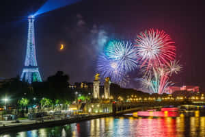 夜晚塞納河上空綻放嘅煙火照亮咗埃菲爾鐵塔。 — 巴黎鐵塔 壁紙