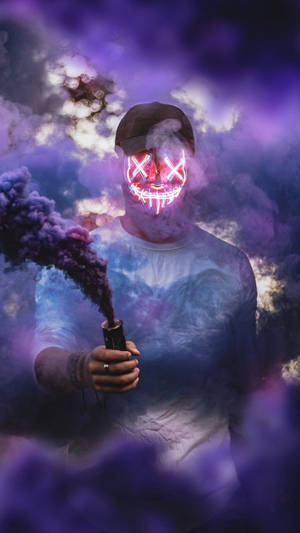 戴著發光紅色LED面具的人在夜間呼出紫色煙霧。