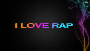彩色煙霧在黑色背景上寫有 I LOVE RAP 的彩虹漸變文字旁邊旋轉。