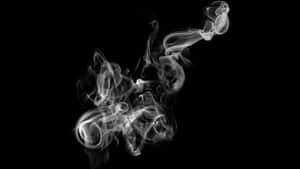 黑色背景上白煙的動態漩渦
