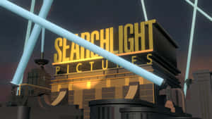 Searchlight Pictures 工作室標誌在夜間亮起，藍色光束劃過天空。