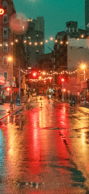 雨夜的城市街道，紅色交通燈和串燈在濕漉漉的路面上反射。