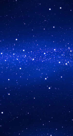 深藍色調的星空，帶有發光的宇宙帶。 — 星星 壁紙