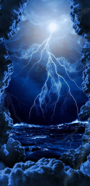 閃電劃過暴風雨的海面，被烏雲框住。