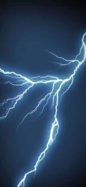 強烈的閃電照亮了黑暗的暴風雨天空。