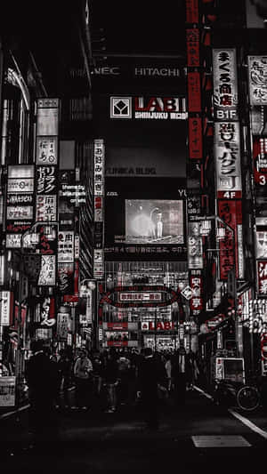 夜晚東京擁擠的街道，被發光的霓虹燈招牌照亮。