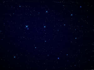 深藍色夜空，散落著閃爍的星星。