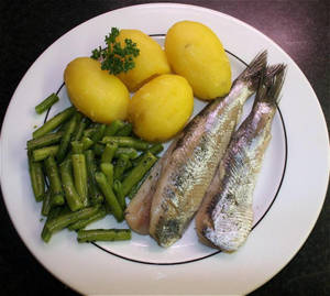 煙燻魚柳、烚薯仔和青豆配番茜裝飾的碟上菜餚。 — 美食 壁紙
