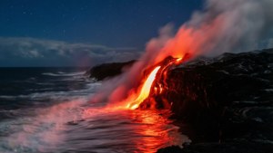 熔岩在夜間流入大海，在星空下發出紅光
