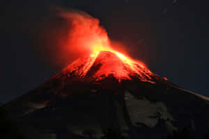 火山爆發，在星空下噴出明亮的熔岩和煙霧。 — 熔岩龍 壁紙