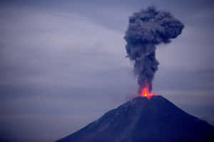 火山爆發，熔岩明亮，黑煙在暮色中。 — 熔岩龍 壁紙