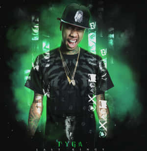饒舌歌手 Tyga 穿著黑色虎紋襯衫和帽子，站在帶有臉部碎片的綠色數位背景前。
