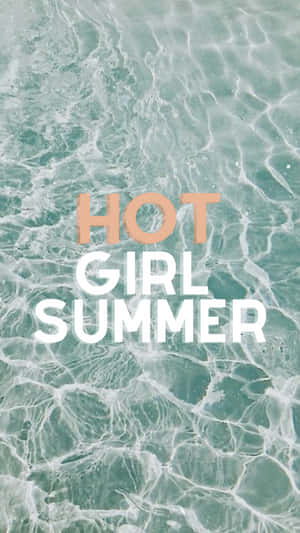 文字 hot girl summer 在綠松石波光粼粼的水面上。
