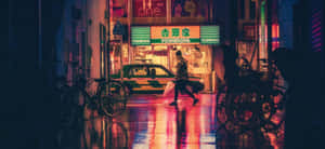 人在雨中霓虹燈閃爍的東京小巷中行走，有的士和單車。