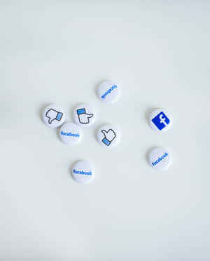 散落的Facebook按鈕，帶有讚好和不讚好圖標，背景為淺灰色。