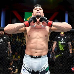 UFC拳手在八角籠內做出心形手勢