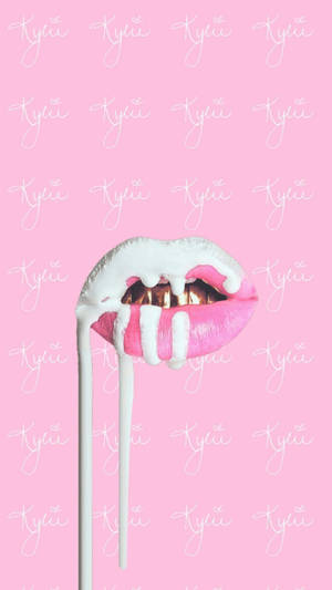 粉紅嘴唇上白色糖霜滴落，粉紅背景上有 'Kylie' 文字。
