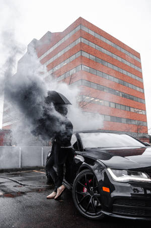 在煙霧瀰漫的城市場景中，撐傘的人站在黑色跑車旁 — 汽車 壁紙