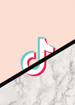 TikTok 標誌在分割的粉紅色和大理石背景上