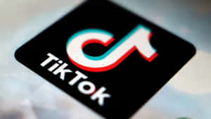 TikTok 應用程式標誌顯示在智能手機屏幕上。