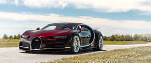 一輛紅色Bugatti Chiron打開剪刀門，停在田野附近的碎石路上。 — 3440x1440 壁紙