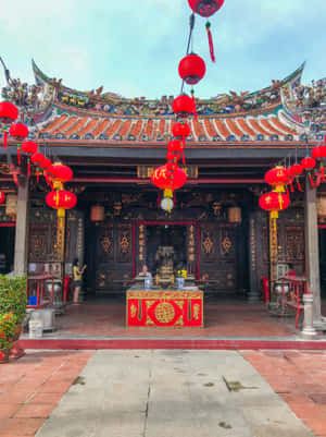 白天傳統中國寺廟，帶有紅色燈籠和華麗屋頂。 — 2048x2732 壁紙