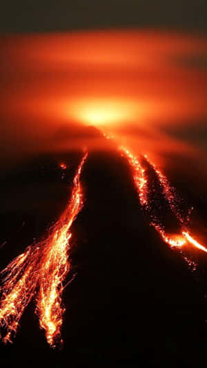 夜間火山爆發期間，熔岩沿著黑暗的山流下。