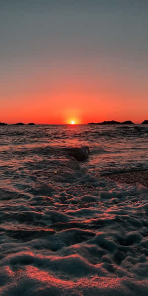 海上日落，海浪拍岸，遠處有島嶼 — 夜景城市 壁紙
