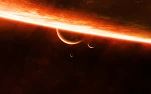 在深空中，熾熱的橙色日落期間，三顆衛星環繞著一顆行星。 — 天空 壁紙