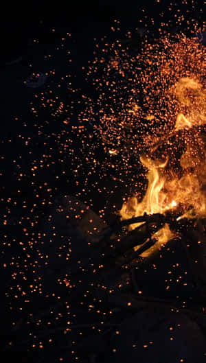 營火火花在黑夜中飛舞 — iPhone 8 壁紙