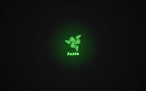 深色紋理背景上發光的綠色Razer標誌