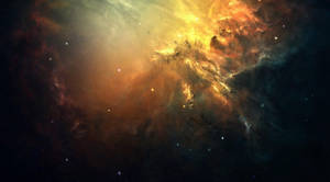 在廣闊的黑暗太空中，一個色彩繽紛的星雲散發著橙色和黃色的光芒。
