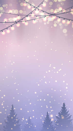燈串在雪夜中照亮松樹上方。 — 冬日美學 壁紙