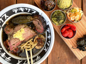 一碗牛肉拉麵配筷子和小菜，放在木桌上。 — 美食 壁紙
