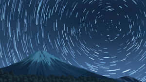 夜空下漩渦星軌中的山脈 — 露營 壁紙
