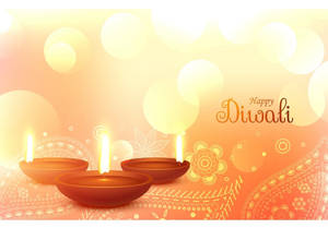 三盞點燃的迪亞燈在裝飾圖案上，背景溫暖發光，帶有「Happy Diwali」文字。 — 煙火 壁紙
