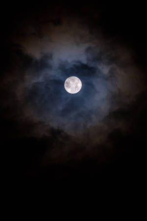 滿月透過烏雲在夜間閃耀。 — 月色夜空 壁紙