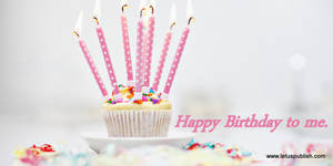 生日杯子蛋糕，點燃的蠟燭和五彩紙屑，文字為Happy Birthday to me。