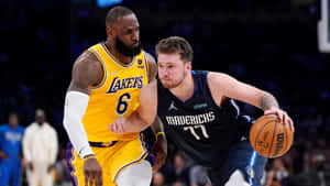 勒邦占士在NBA籃球比賽中防守盧卡當錫。