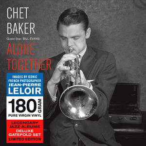 Chet Baker 在爵士專輯封面上吹奏小號，帶有文字疊加。