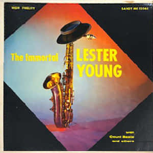 Lester Young 的《The Immortal》專輯封面，特色是薩克斯風配帽子。