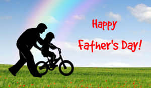 父親在彩虹下的草地上幫助孩子騎單車，附有Happy Father's Day文字。 — 夏天 壁紙