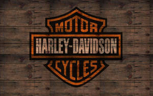 Harley-Davidson標誌在帶有木紋和節疤的木質背景上。