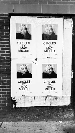 四張Mac Miller專輯《Circles》的破損海報貼在磚牆上，帶有雨效果。