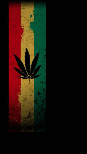 黑色大麻葉在磨損的拉斯塔法里旗幟上，帶有紅、黃、綠條紋。