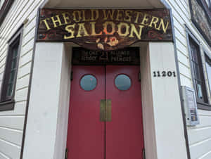 The Old Western Saloon 的紅色雙門，上方有木牌。