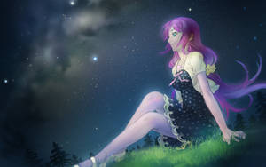 紫髮動漫女孩坐在草地上，背景是繁星點點的夜空