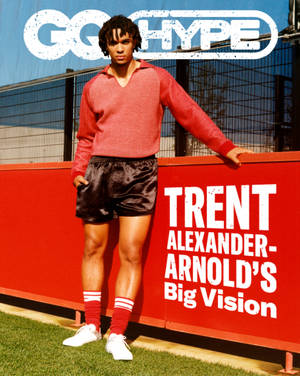 Trent Alexander-Arnold 穿著紅色毛衣和黑色短褲靠在有 GQ HYPE 文字的紅牆上。 — 安卓 壁紙
