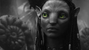 納美族女性在外星森林中擁有發光的綠色眼睛和辮子頭髮。 — 黑白 壁紙